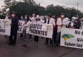 Personal de Salud realizan protesta en el bulevar del Sur en San Pedro Sula