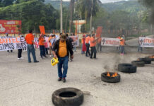 Empleados de Hondutel nuevamente protestan en el bulevar del sur de SPS exigiendo pago de salarios