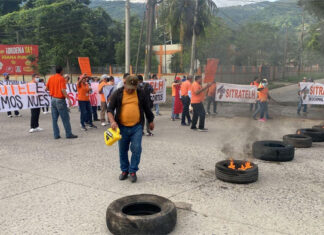 Empleados de Hondutel nuevamente protestan en el bulevar del sur de SPS exigiendo pago de salarios