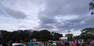 Centrales obreras realizan tomas en la carretera CA-13 a la altura del Puente Danto, en La Ceiba