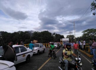 Centrales obreras realizan tomas en la carretera CA-13 a la altura del Puente Danto, en La Ceiba