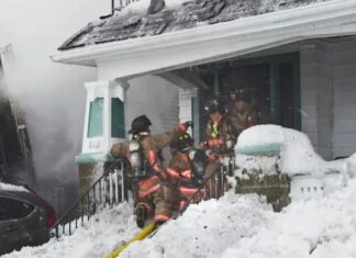 Continúan labores de rescate en oeste de Nueva York tras tormenta invernal