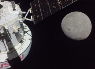La nave Orión vuelve a acercarse a la Luna en su viaje de vuelta a la Tierra