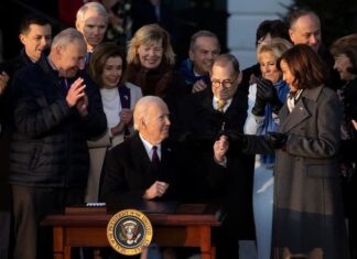 Biden firma una ley que protege el matrimonio igualitario