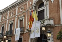 Banderas a media hasta en Italia durante el funeral de Benedicto XVI