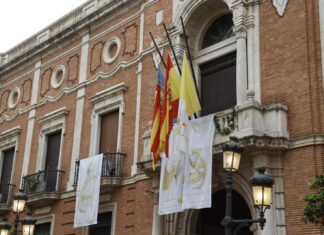 Banderas a media hasta en Italia durante el funeral de Benedicto XVI