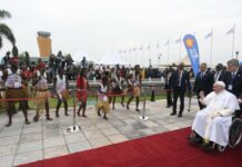 Cientos de miles de personas recibieron en las calles de Kinsasa al Papa Francisco