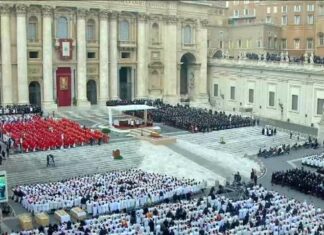 Cerca de 50.000 personas asistieron al funeral de Benedicto XVI