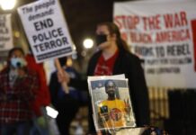 Videos de la paliza a un joven afroamericano causan indignación en EE.UU.