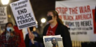 Videos de la paliza a un joven afroamericano causan indignación en EE.UU.