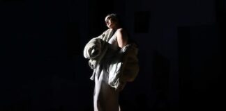 Rosalía se sube al escenario en el desfile de Louis Vuitton