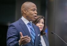 Alcalde de Nueva York dice que la paliza policial a un joven negro es «una abominación»