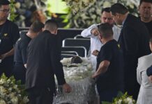 Filas interminables para despedir a Pelé