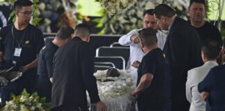 Filas interminables para despedir a Pelé