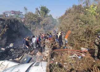 Hallan 68 cadáveres tras el accidente aéreo con 72 pasajeros a bordo en Nepal