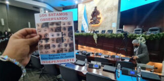 Diputado Carlos Umaña denuncia al jefe de protocolo del Congreso Nacional por retirar afiches de curules