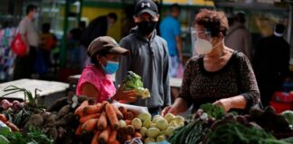 Economista señala que el Gobierno tiene que trasladar las rebajas de los combustibles a la canasta básica