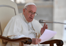 El papa Francisco dice que hay que aprender a hacerse a un lado en el momento justo