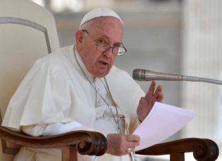 El papa Francisco dice que hay que aprender a hacerse a un lado en el momento justo