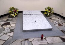 La tumba de Benedicto XVI ya puede ser visitada en la cripta vaticana