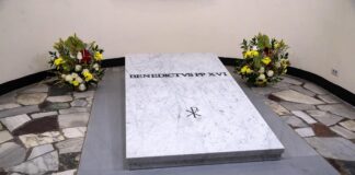 La tumba de Benedicto XVI ya puede ser visitada en la cripta vaticana