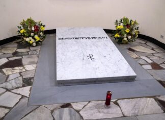 La tumba de Benedicto XVI ya puede ser visitada en la cripta vaticana