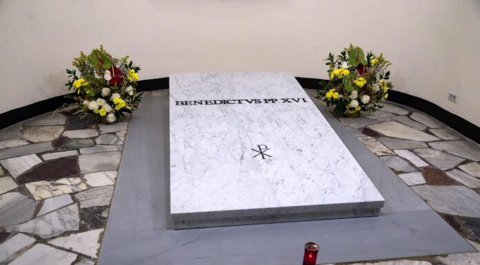 La tumba de Benedicto XVI ya puede ser visitada en la cripta vaticana