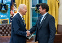 El hondureño Javier Bu Soto entrega credenciales al presidente Biden para ser el embajador ante Washington
