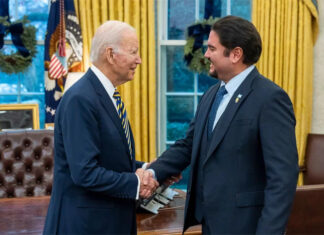 El hondureño Javier Bu Soto entrega credenciales al presidente Biden para ser el embajador ante Washington