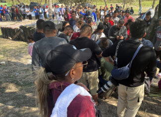 Migrantes buscan avanzar por México y desafiar nuevo programa de EE. UU.