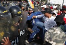 Policía detiene a más de 200 personas en desalojo de una universidad de Lima