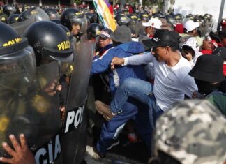 Policía detiene a más de 200 personas en desalojo de una universidad de Lima