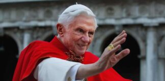 Benedicto XVI pidió destruir sus documentos privados, según su secretario