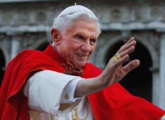 Benedicto XVI pidió destruir sus documentos privados, según su secretario