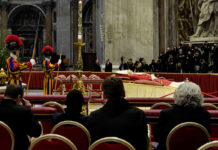 Benedicto XVI es despedido por miles de fieles en la basílica de San Pedro