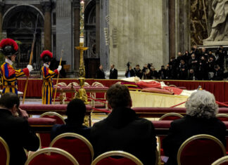 Benedicto XVI es despedido por miles de fieles en la basílica de San Pedro