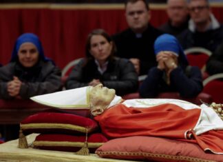 El cuerpo de Benedicto XVI reposa ya en el féretro preparado para el funeral