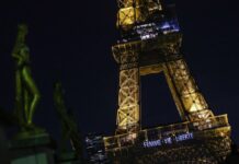 La Torre Eiffel luce el eslogan de las mujeres iraníes en letras luminosas