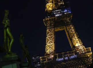 La Torre Eiffel luce el eslogan de las mujeres iraníes en letras luminosas
