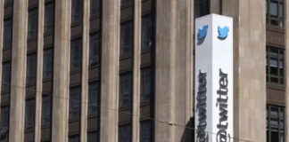 Limpiadoras despedidas protestan delante de Twitter para que las recontraten