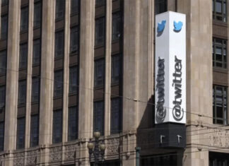 Limpiadoras despedidas protestan delante de Twitter para que las recontraten