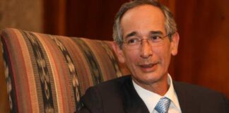 Políticos y familiares despiden al expresidente Álvaro Colom en Guatemala