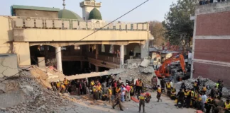 Un ataque suicida deja 27 muertos y 140 heridos en una mezquita en Pakistán