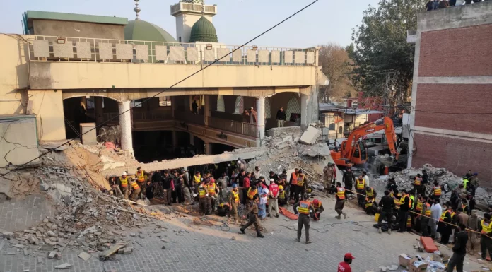 Un ataque suicida deja 27 muertos y 140 heridos en una mezquita en Pakistán