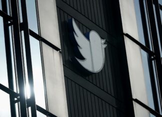Twitter vende por 100,000 dólares su estatua del pajarito en una subasta