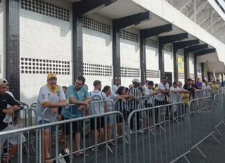 Aficionados brasileños pasan la noche en la fila para el velatorio de Pelé