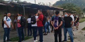 Decenas de jóvenes abarrotan maquilas en busca de trabajo