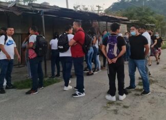 Decenas de jóvenes abarrotan maquilas en busca de trabajo