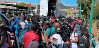 Hallan a más de 250 migrantes hacinados en un tráiler en el sur de México