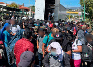 Hallan a más de 250 migrantes hacinados en un tráiler en el sur de México